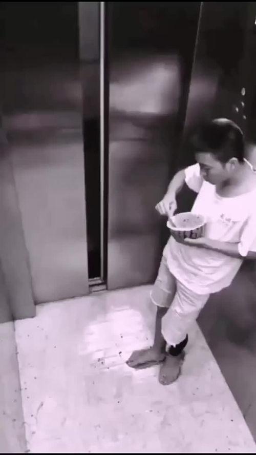 男生电梯吃瓜,揭秘校园里的八卦风云