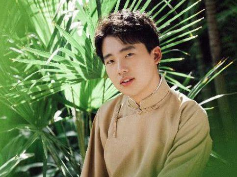 郭麒麟吃瓜照片